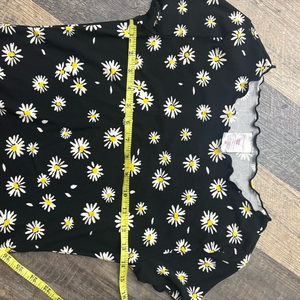 Women’s dress 2 Pc blouse/ Mini Skirt Daisy flowers graphic lettuces edges. - Picture 4 of 7